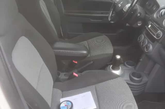 Mitsubishi Colt (2010) thumbnail 5