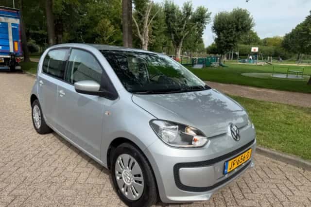 Volkswagen Up! (2016) thumbnail 2