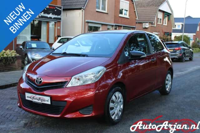 Toyota Yaris (2012) thumbnail 1