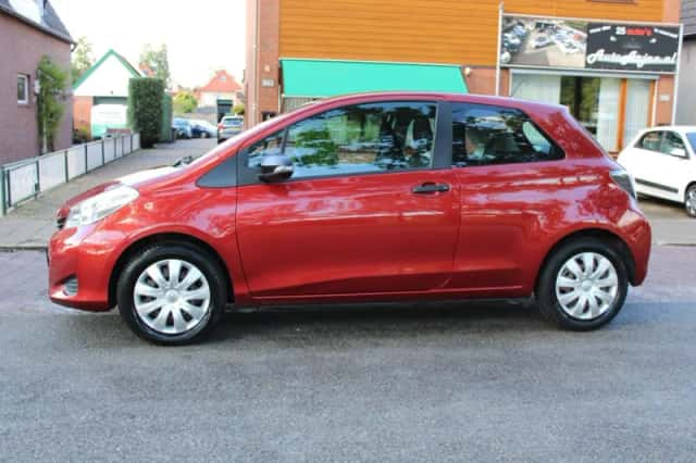 Toyota Yaris (2012) thumbnail 2