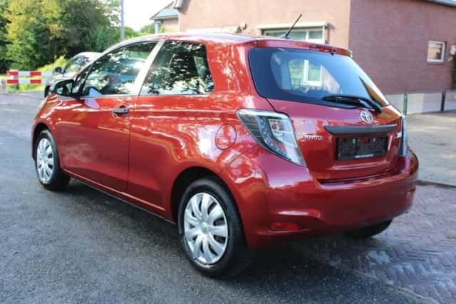 Toyota Yaris (2012) thumbnail 3