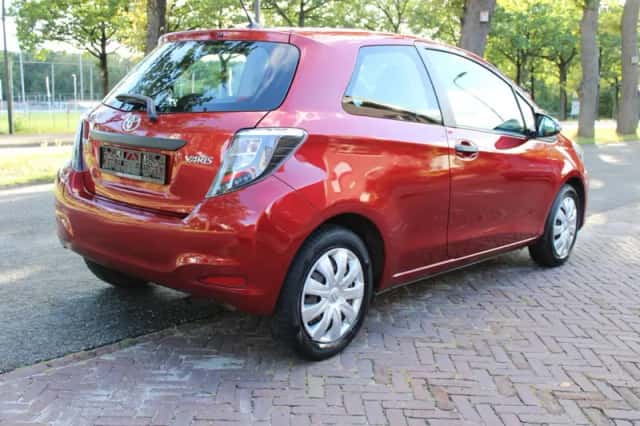 Toyota Yaris (2012) thumbnail 4