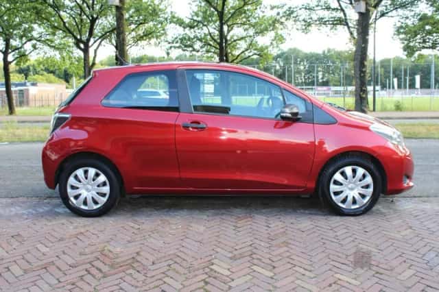 Toyota Yaris (2012) thumbnail 5