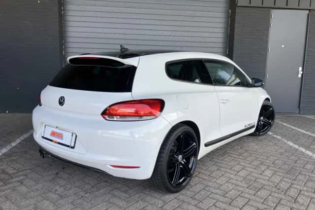 Volkswagen Scirocco (2009) thumbnail 3