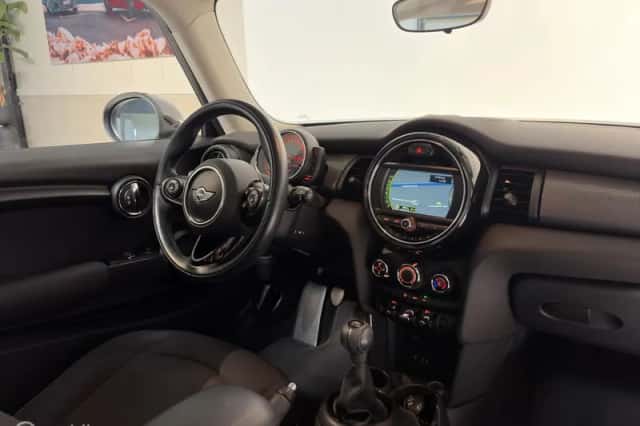 MINI Cooper (2017) thumbnail 4