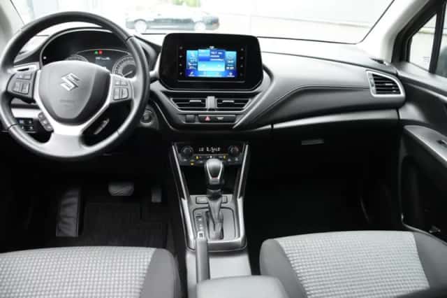 Suzuki S-Cross (2023) thumbnail 3