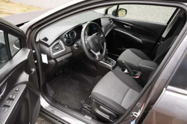 Suzuki S-Cross (2023) thumbnail 5