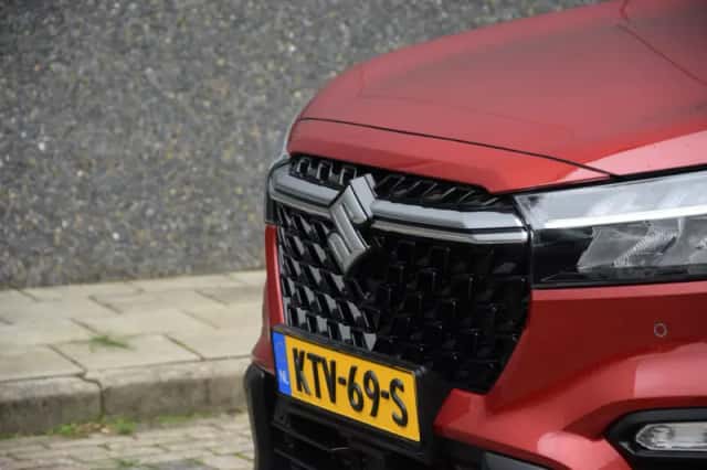 Suzuki S-Cross (2024) thumbnail 4