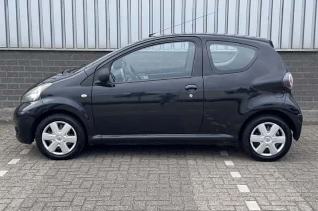 Toyota Aygo (2009) thumbnail 2