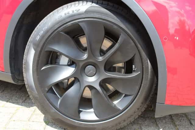 Tesla Model Y (2021) thumbnail 3