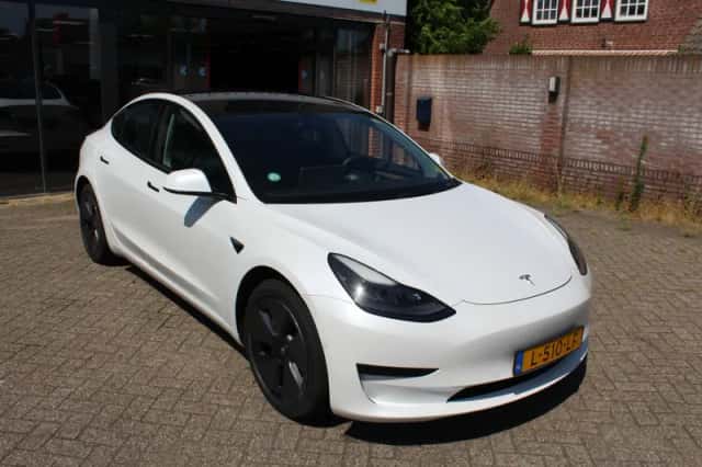 Tesla Model 3 (2021) thumbnail 2