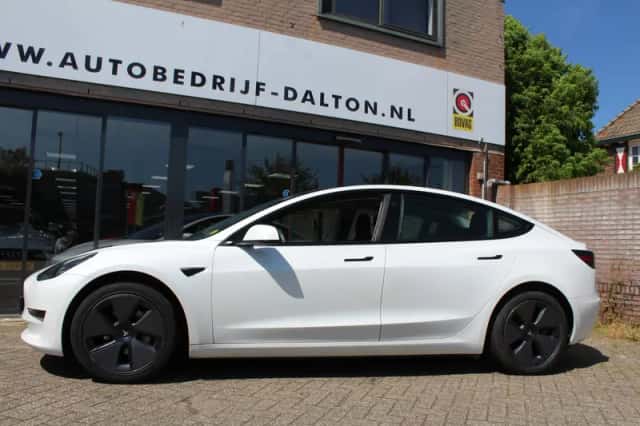 Tesla Model 3 (2021) thumbnail 3