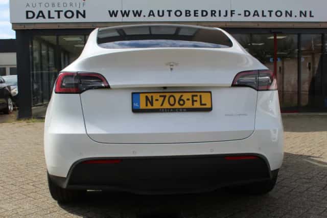 Tesla Model Y (2021) thumbnail 5