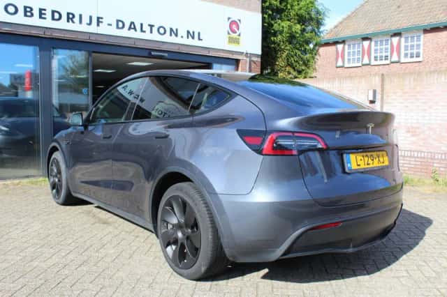 Tesla Model Y (2021) thumbnail 2