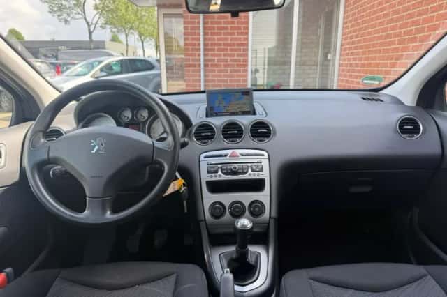 Peugeot 308 (2010) thumbnail 6