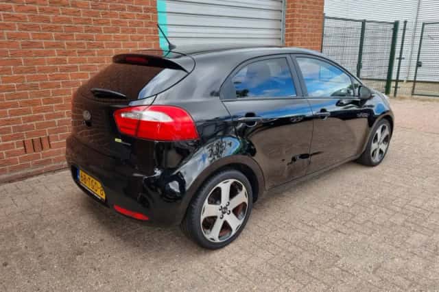 Kia Rio (2012) thumbnail 4