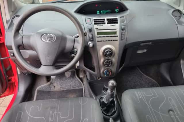Toyota Yaris (2010) thumbnail 6