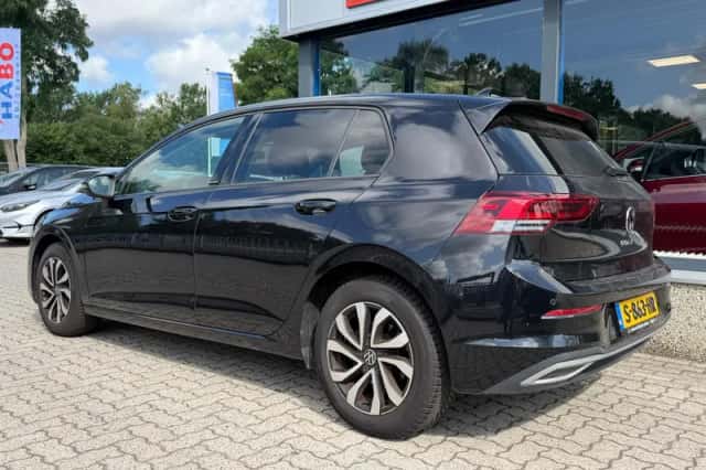 Volkswagen Golf (2022) thumbnail 2