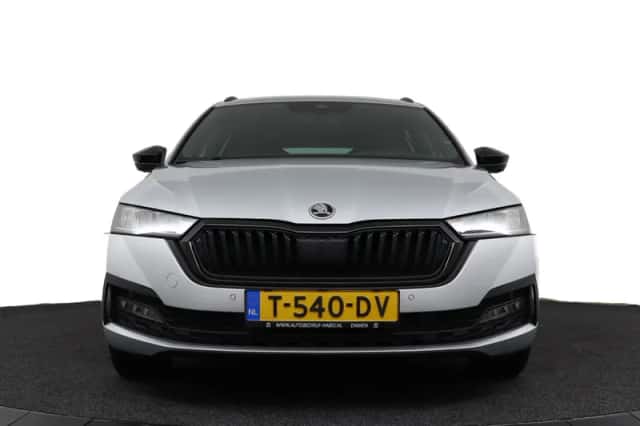 Škoda Octavia (2023) thumbnail 2