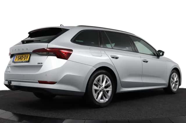 Škoda Octavia (2023) thumbnail 4