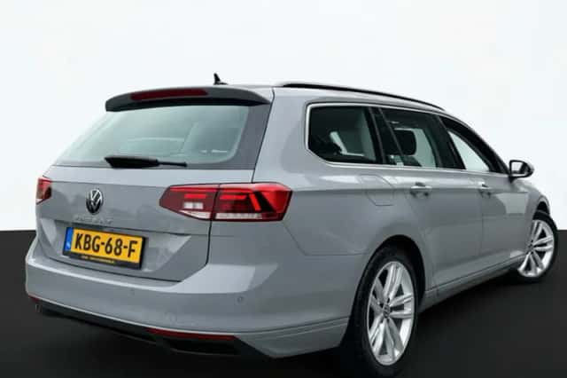 Volkswagen Passat (2022) thumbnail 3