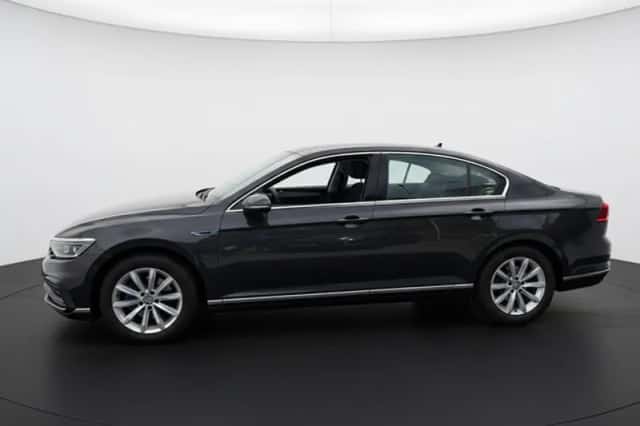 Volkswagen Passat (2021) thumbnail 5