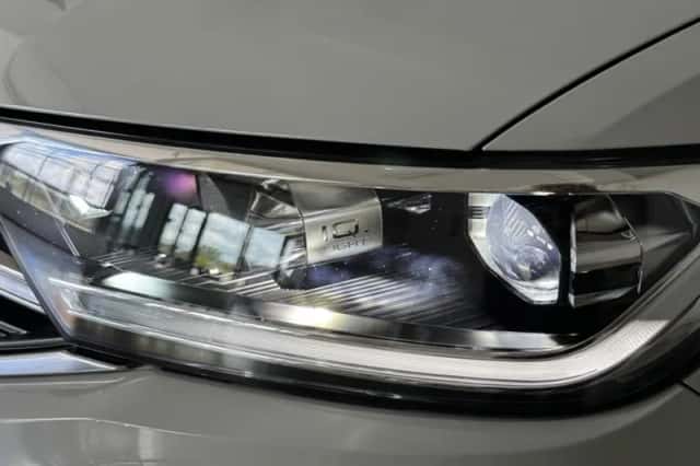 Volkswagen T-Roc (2024) thumbnail 2