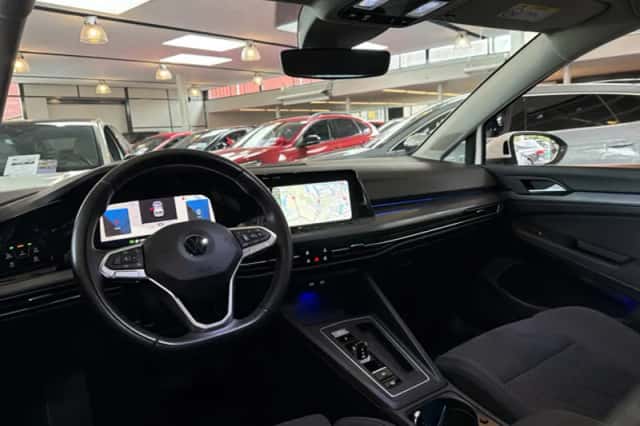 Volkswagen Golf (2022) thumbnail 2