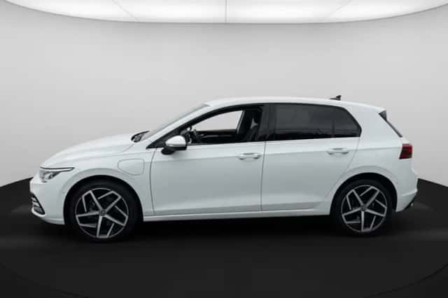 Volkswagen Golf (2022) thumbnail 2