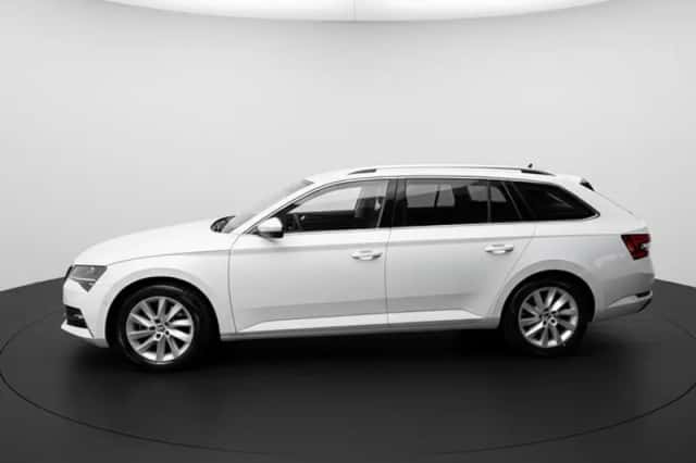 Škoda Superb (2022) thumbnail 3