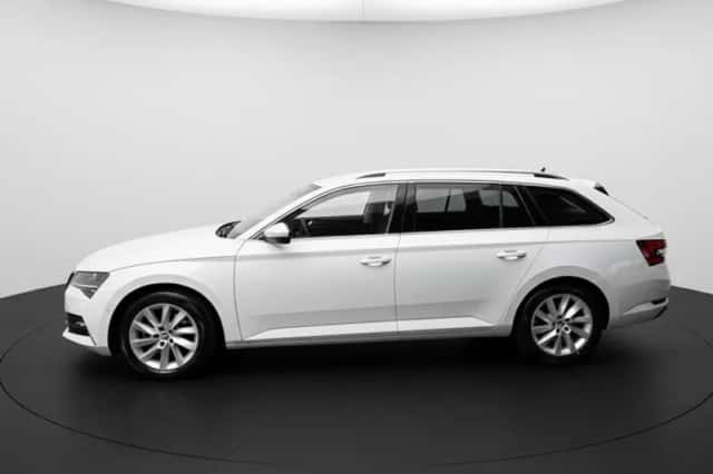 Škoda Superb (2022) thumbnail 3