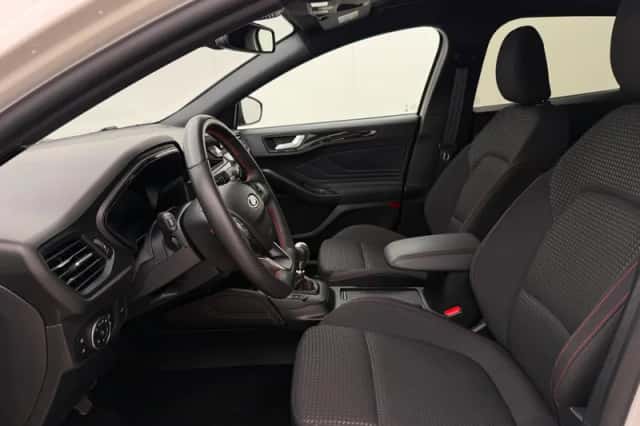 Ford Focus (2022) thumbnail 5