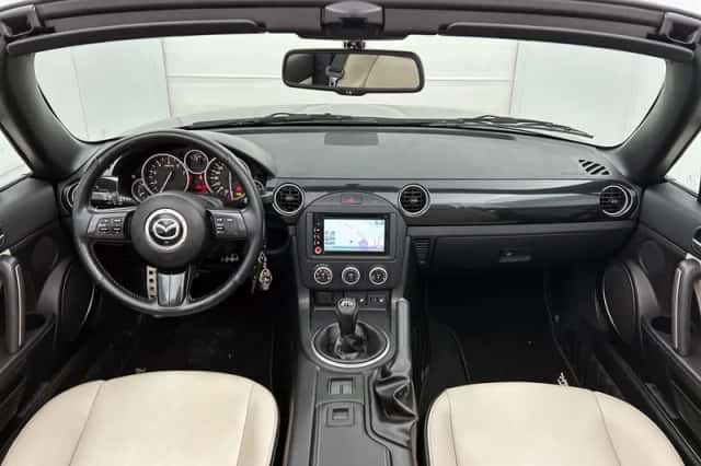 Mazda MX-5 (2015) thumbnail 5