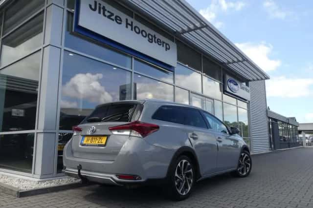 Toyota Auris (2018) thumbnail 2