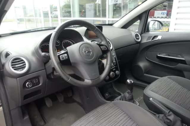 Opel Corsa (2014) thumbnail 3