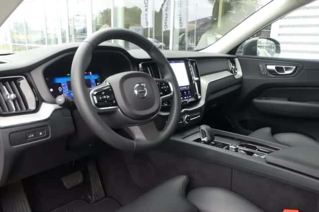 Volvo XC60 (2023) thumbnail 3