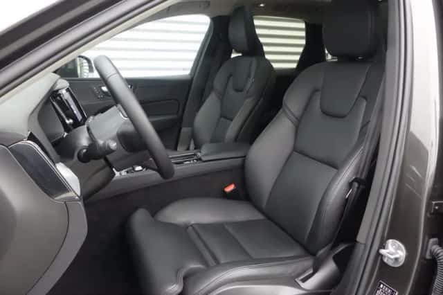 Volvo XC60 (2023) thumbnail 4