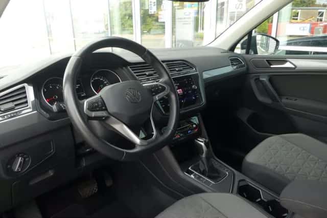 Volkswagen Tiguan (2021) thumbnail 3