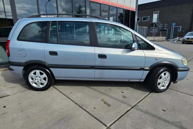 Opel Zafira (2002) thumbnail 4