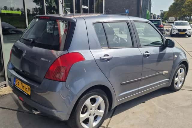 Suzuki Swift (2006) thumbnail 3
