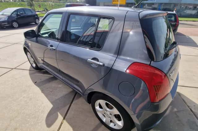 Suzuki Swift (2006) thumbnail 5
