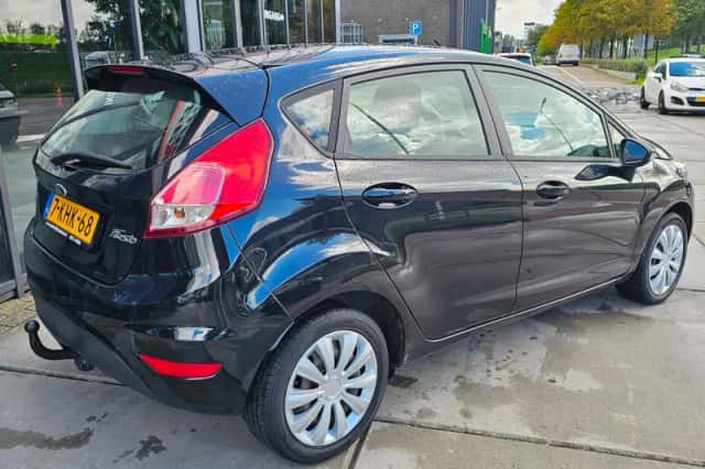Ford Fiesta (2013) thumbnail 3
