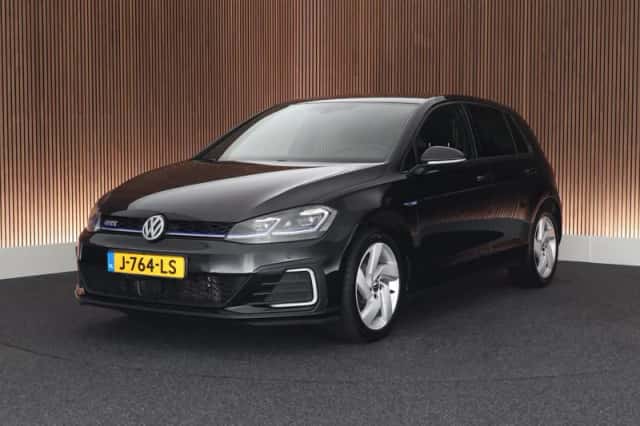 Volkswagen Golf (2017) thumbnail 1