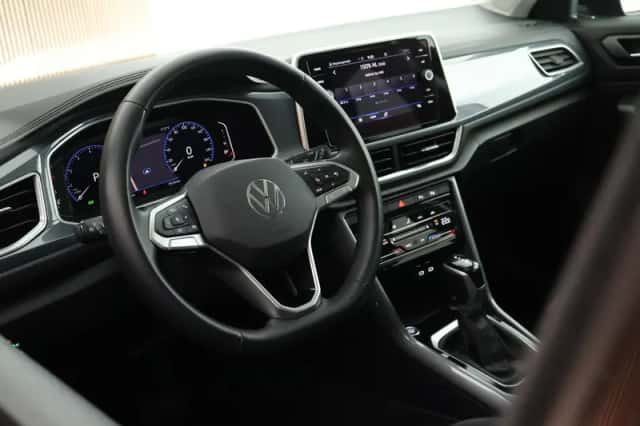 Volkswagen T-Roc (2023) thumbnail 3