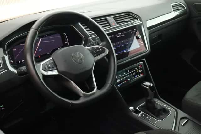 Volkswagen Tiguan (2023) thumbnail 3