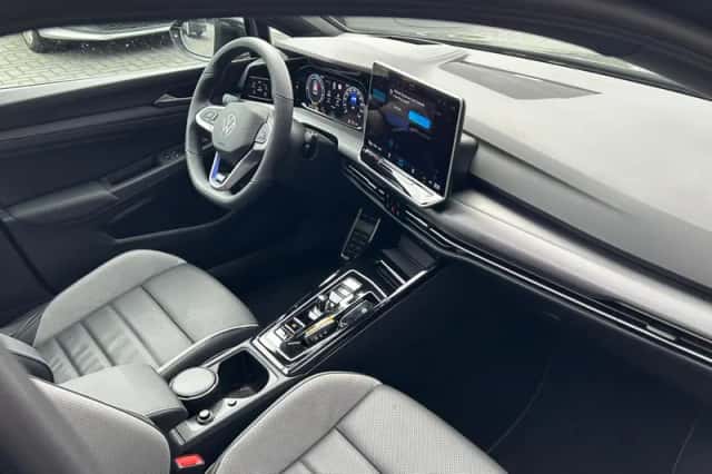 Volkswagen Golf (2025) thumbnail 3