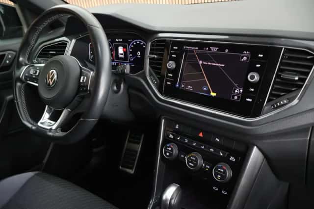 Volkswagen T-Roc (2021) thumbnail 3