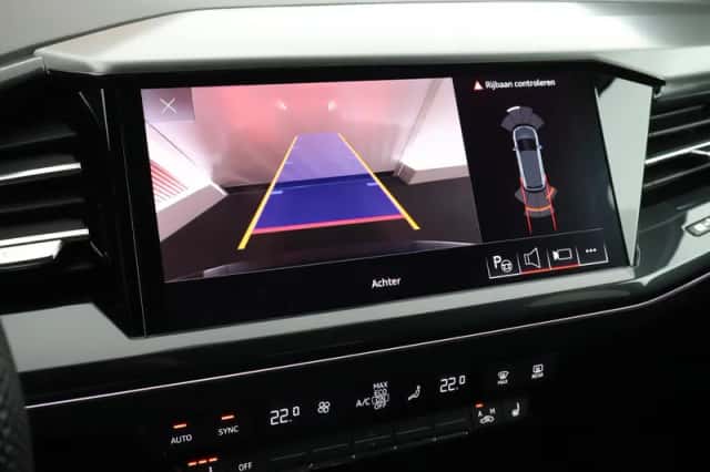 Audi Q4 e-tron (2023) thumbnail 4