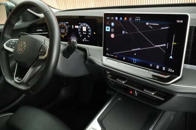 Volkswagen Passat (2024) thumbnail 3