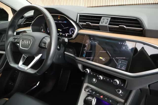 Audi Q3 (2021) thumbnail 3
